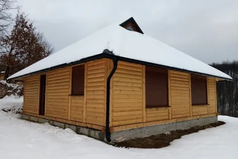 Osnova montažne kuće Drvena kuća / brvnara po meri, 60 m², SZR GOD